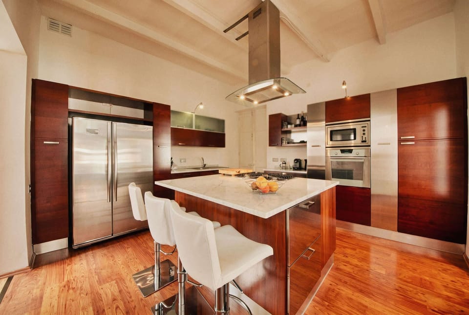 Fully equipped kitchen and dining room