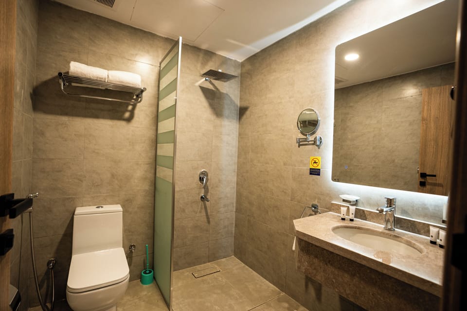 Double Room | Bathroom | Shower, free toiletries, hair dryer, towels