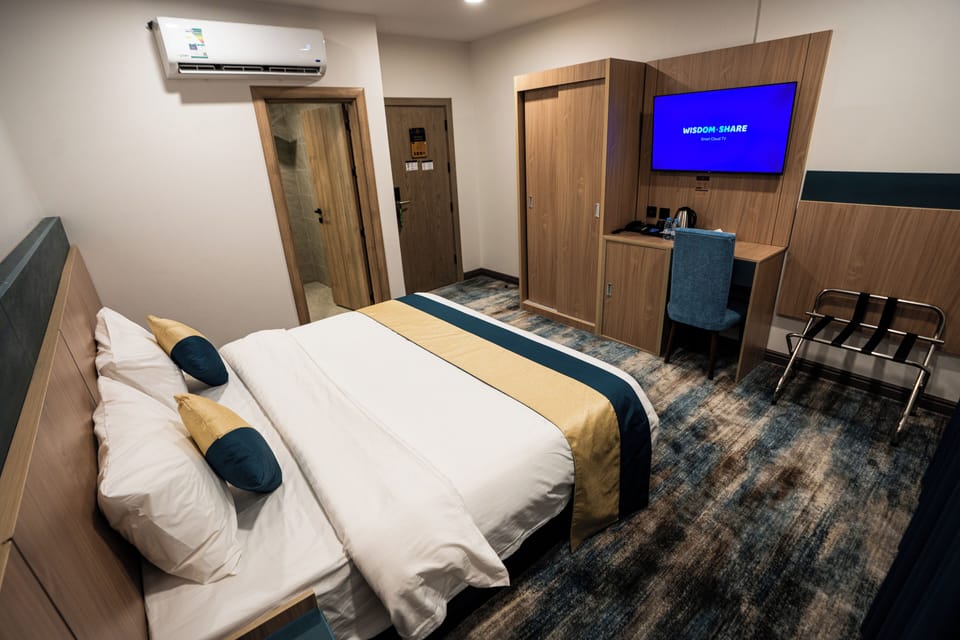Double Room | In-room safe, bed sheets