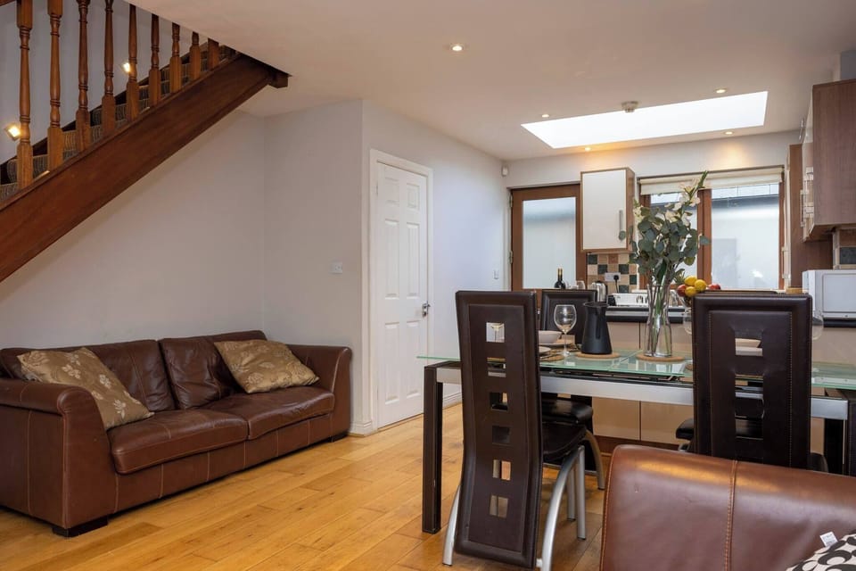 House, 2 Bedrooms | Living room | Books