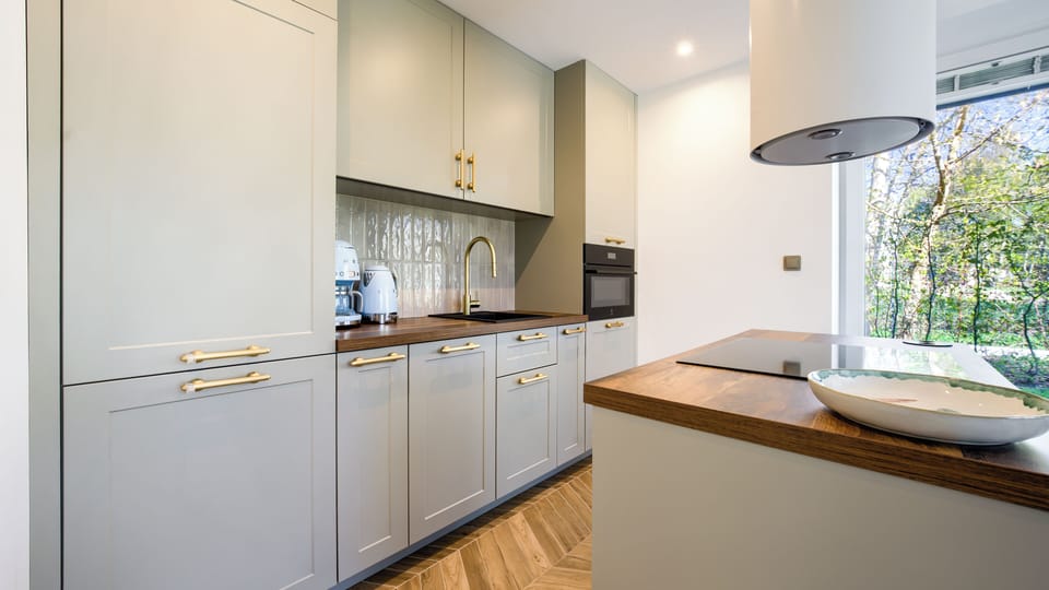 Apartment (3) | Private kitchen | Fridge, stovetop, electric kettle, cookware/dishes/utensils