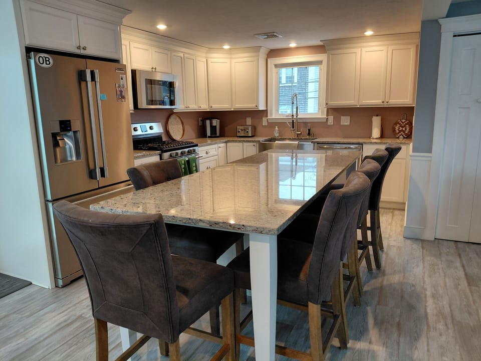 All new appliances...all you need for dinners and entertainment!