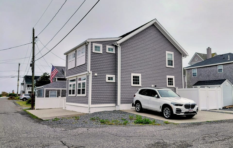 side parking area accommodates 4 cars