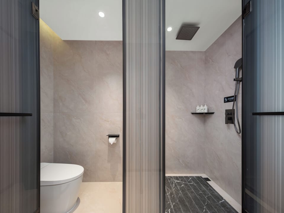 Shower, rainfall showerhead, free toiletries, hair dryer