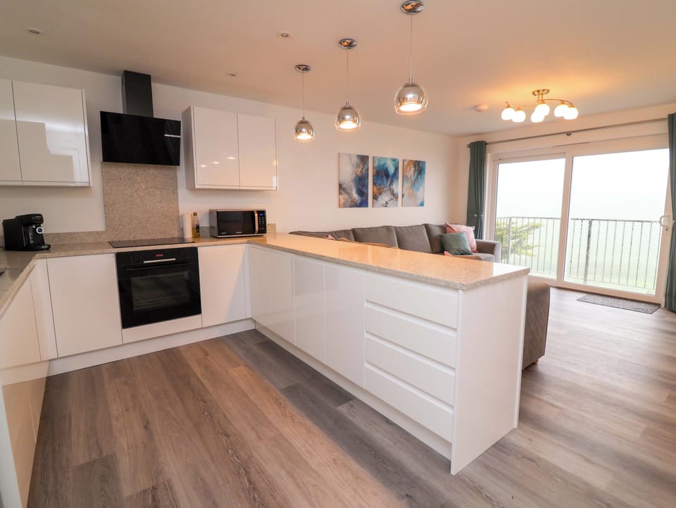 Cottage | Private kitchen | Dishwasher, cookware/dishes/utensils