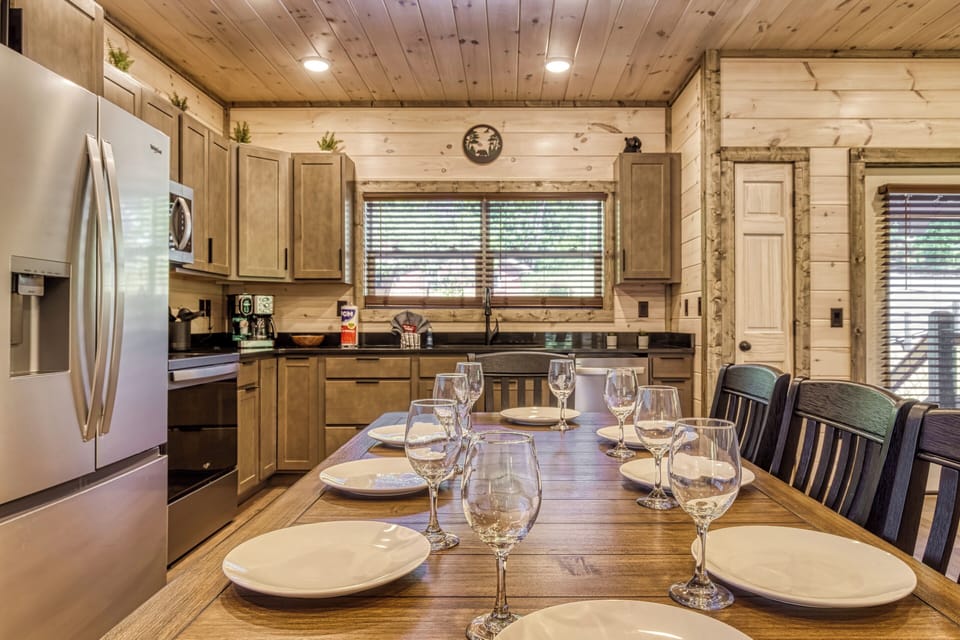 Pigeon Forge Vacation Rental with a View "Honey Bear" - Fully furnished kitchen with stainless steel appliances and dining table