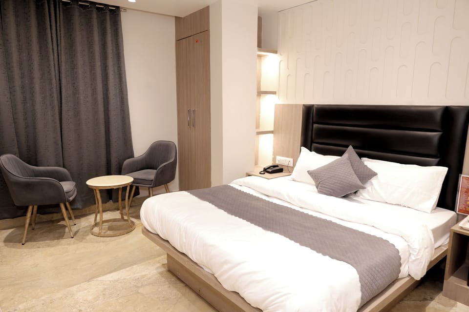 Classic Room, City View | Desk, laptop workspace, free WiFi