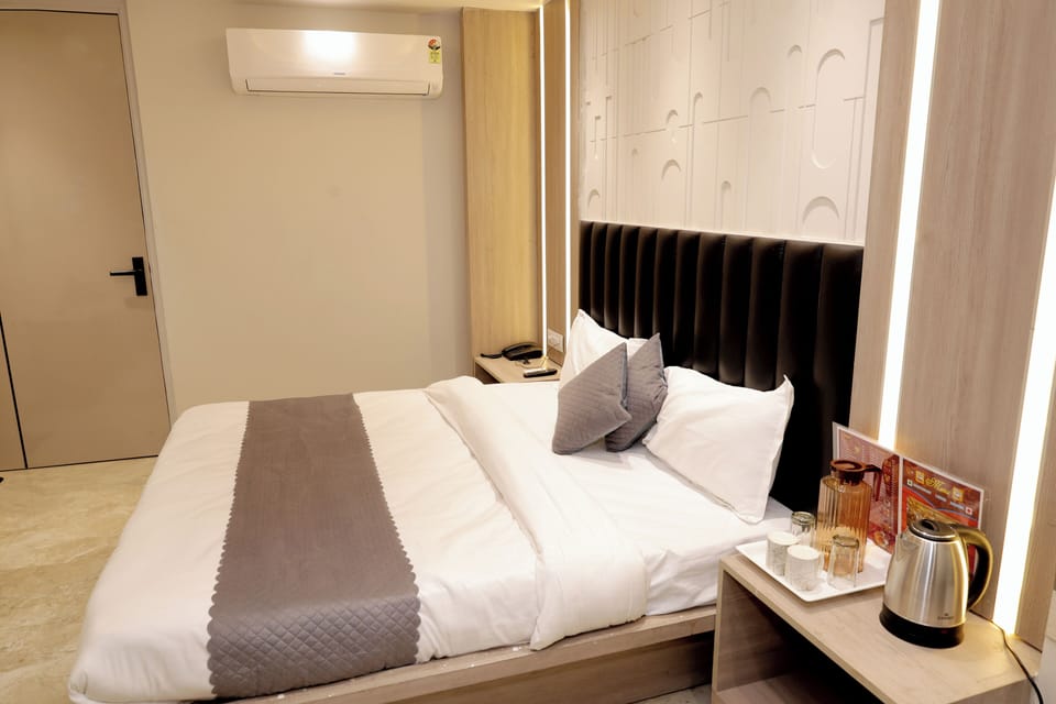 Deluxe Double or Twin Room, City View | Desk, laptop workspace, WiFi (free)