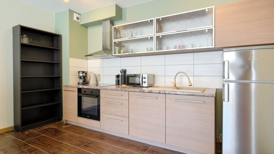 Apartment (42) | Private kitchen | Fridge, stovetop, electric kettle, cookware/dishes/utensils