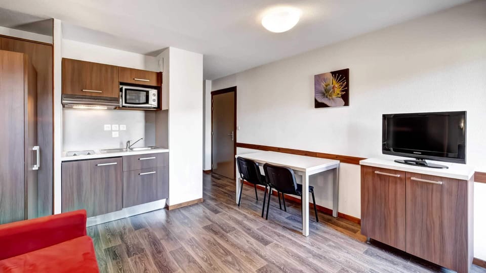 Apartment | Private kitchen | Cleaning supplies