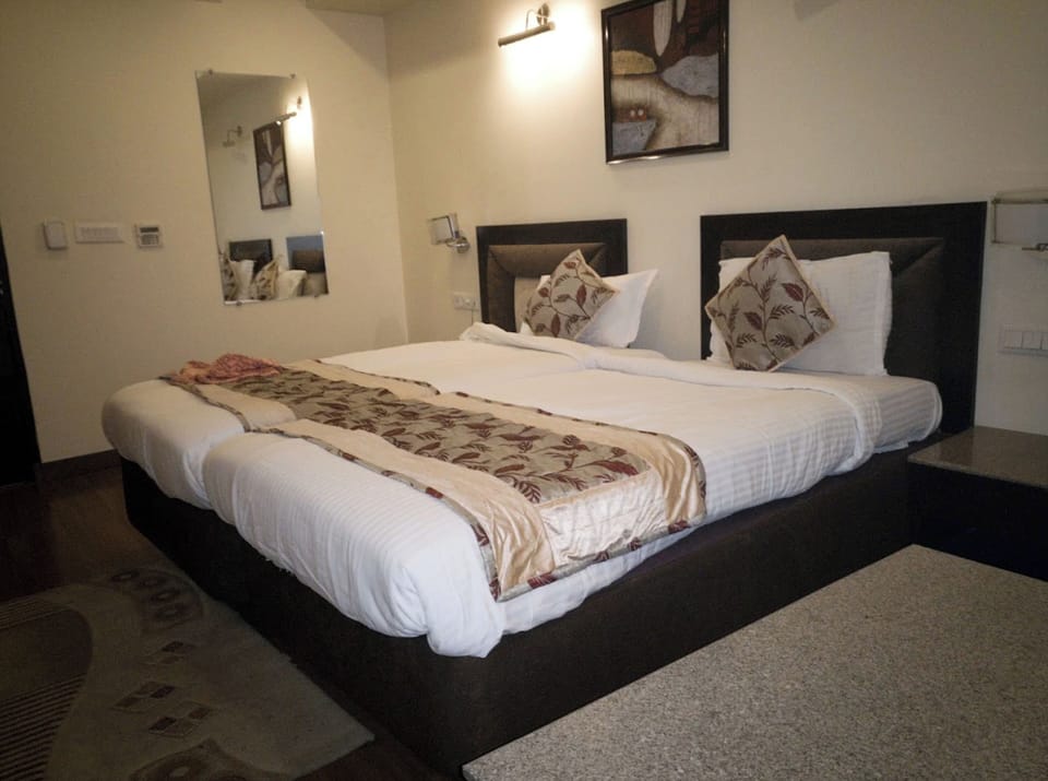 Hypo-allergenic bedding, desk, soundproofing, free WiFi