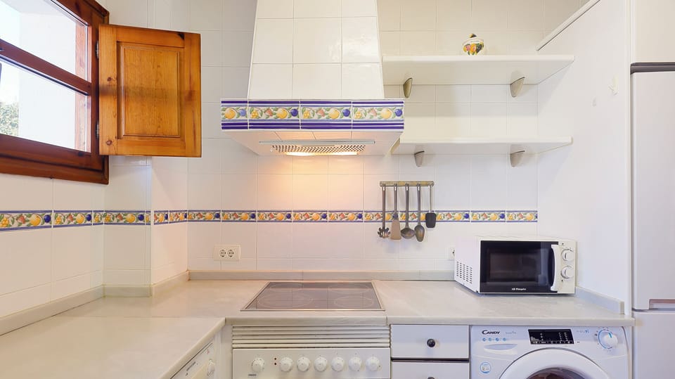 Standard Cottage, Non Smoking, Garden View | Private kitchen | Full-size fridge, microwave, oven, stovetop