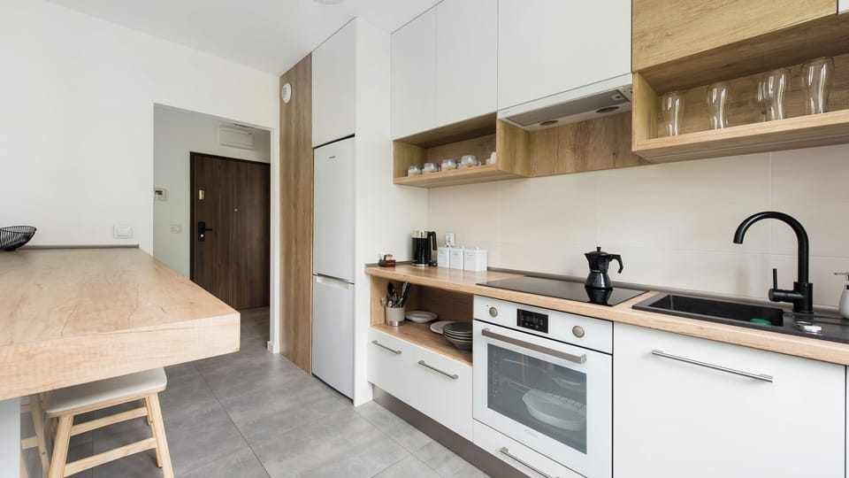 Apartment (8) | Private kitchen | Fridge, stovetop, electric kettle, cookware/dishes/utensils