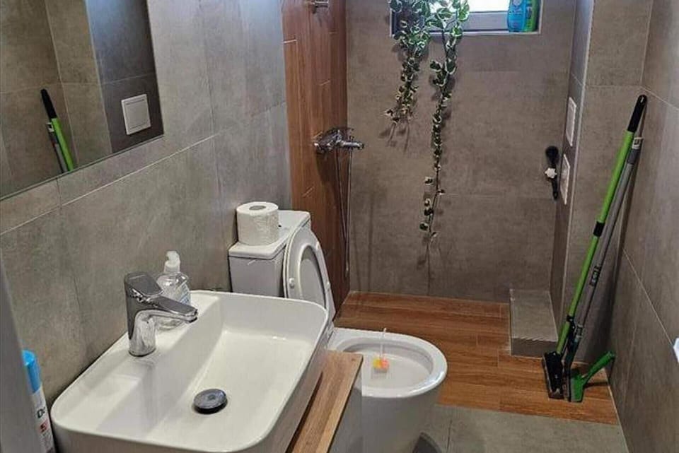 Separate tub and shower, deep soaking tub, towels
