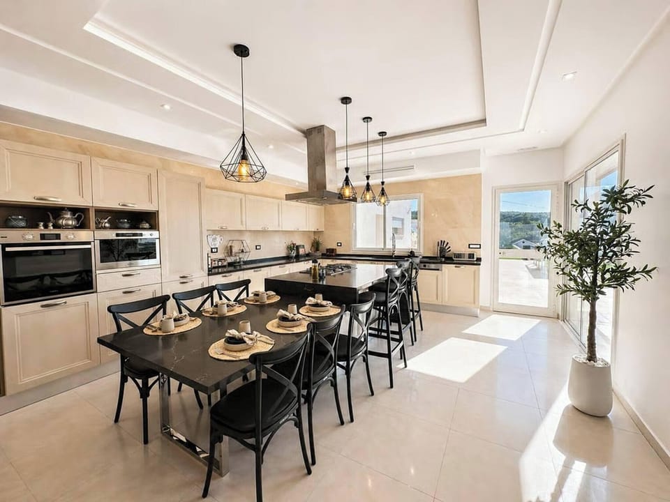 Villa, 5 Bedrooms, Private Pool, Garden View | Dining room