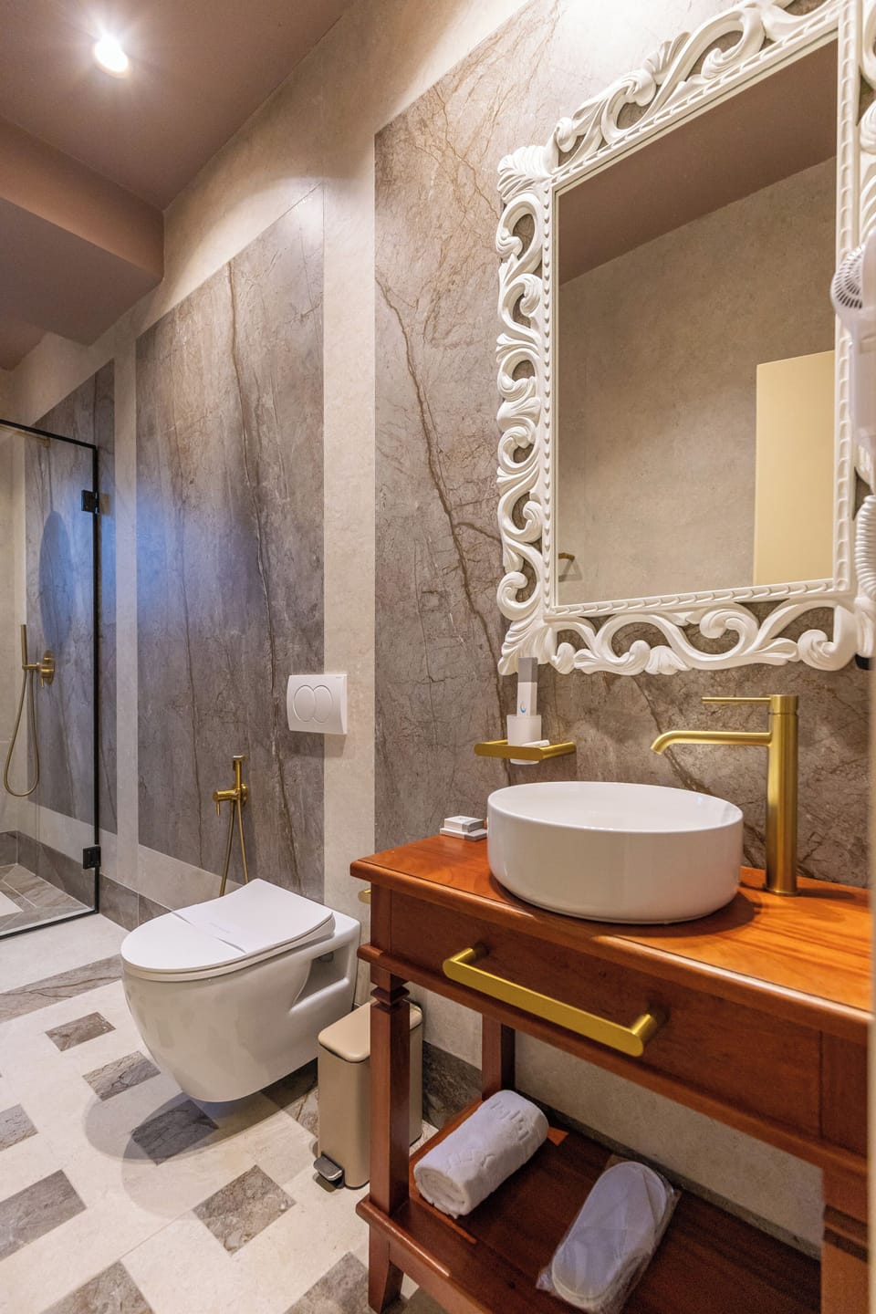 Suite 104 | Bathroom | Shower, eco-friendly toiletries, hair dryer, slippers