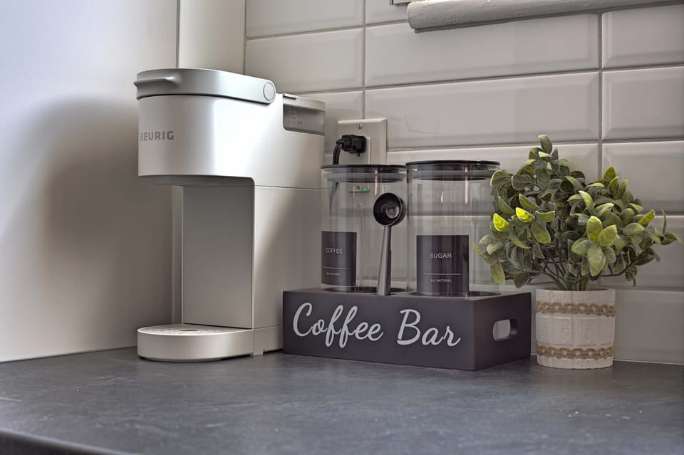 Réveillez-vous avec la douce odeur du café. Une station dédiée et bien approvisionnée pour commencer la journée du bon pied.