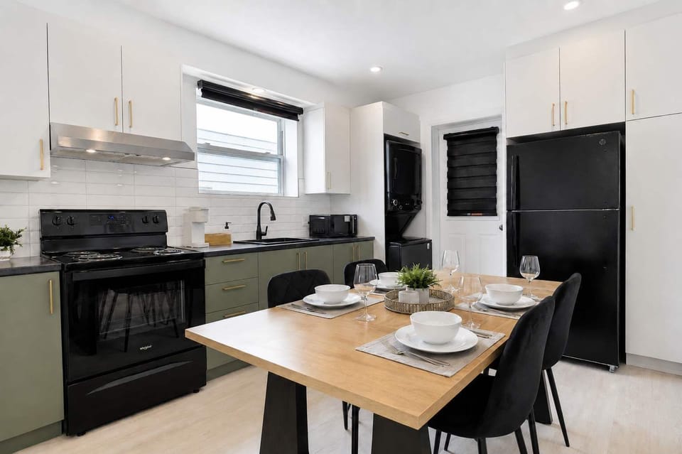 Profitez de l'alliance parfaite entre style moderne et commodité grâce à une cuisine entièrement équipée, de grands rangements et un espace repas accueillant prêt pour votre prochain repas.