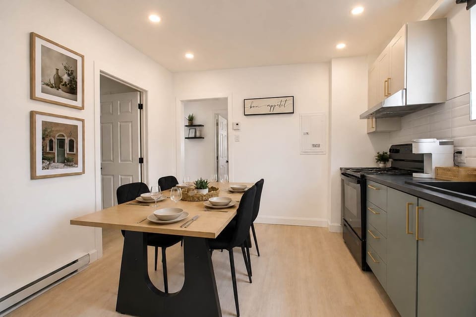 Profitez de vos repas et de votre café matinal dans cet espace intelligemment conçu, doté d'une décoration minimaliste élégante, d'un service de table de qualité et d'un aménagement fluide et chaleureux.