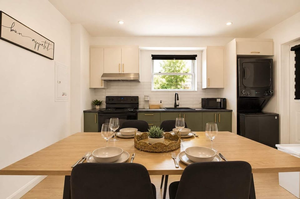 L'aménagement idéal pour les repas en famille ou entre amis, offrant des places confortables pour quatre personnes, à proximité immédiate de tous les appareils et de la buanderie.