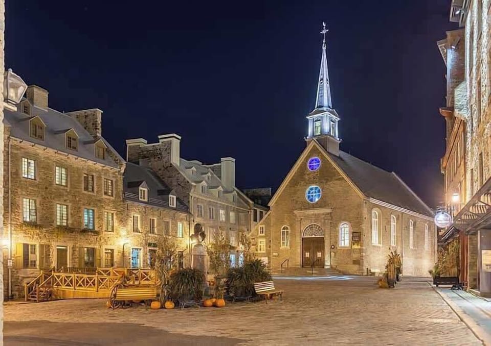 La Place Royale est situé à moins de 12 minutes. (4.1 Km) L'église Notre-Dame-des-Victoires, la plus vieille église en pierre toujours existante en Amérique du Nord, clôt la place Royale au sud. www.placeroyale.ca
