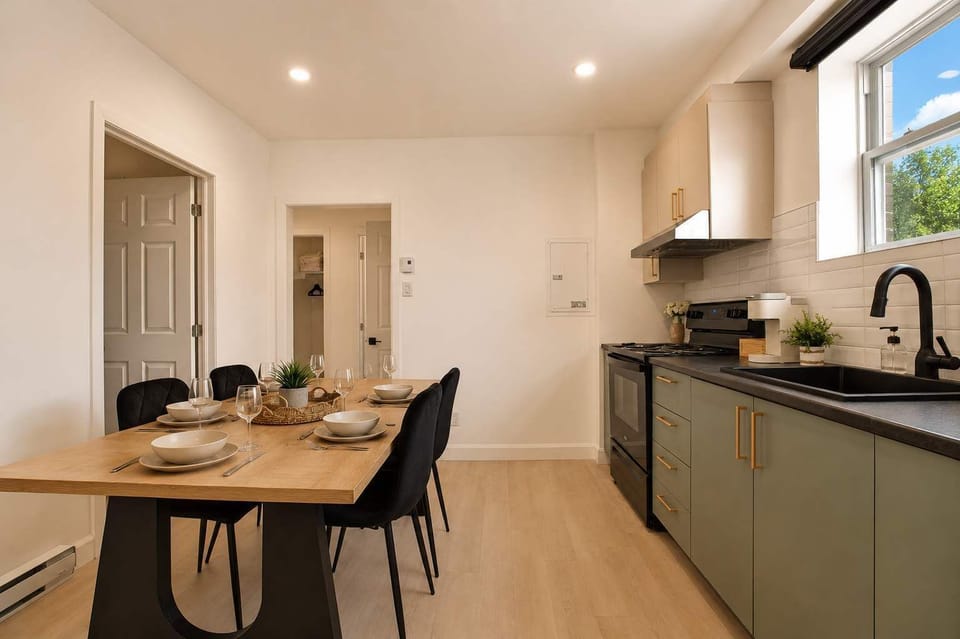 Magnifiquement conçu pour les repas en groupe et les moments de partage, avec une vaisselle impeccable, des lumières encastrées modernes au plafond et des lignes architecturales épurées.