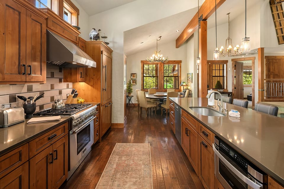 Creekside Cabin. - Open kitchen with plenty of counter space for making at home meals!
