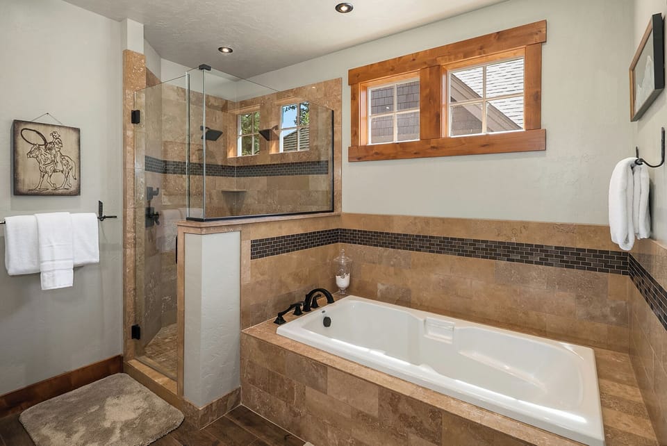 Creekside Cabin. - Large soaking tub and walk in shower in the main floor king master suite.
