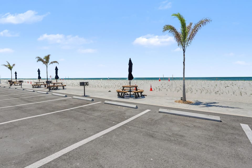 Sunset Chateau - Onsite parking, picnic area, and direct beach access
