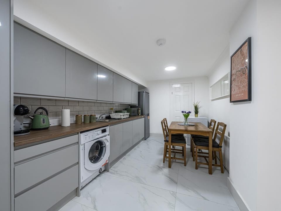 Kitchen/Dining Area