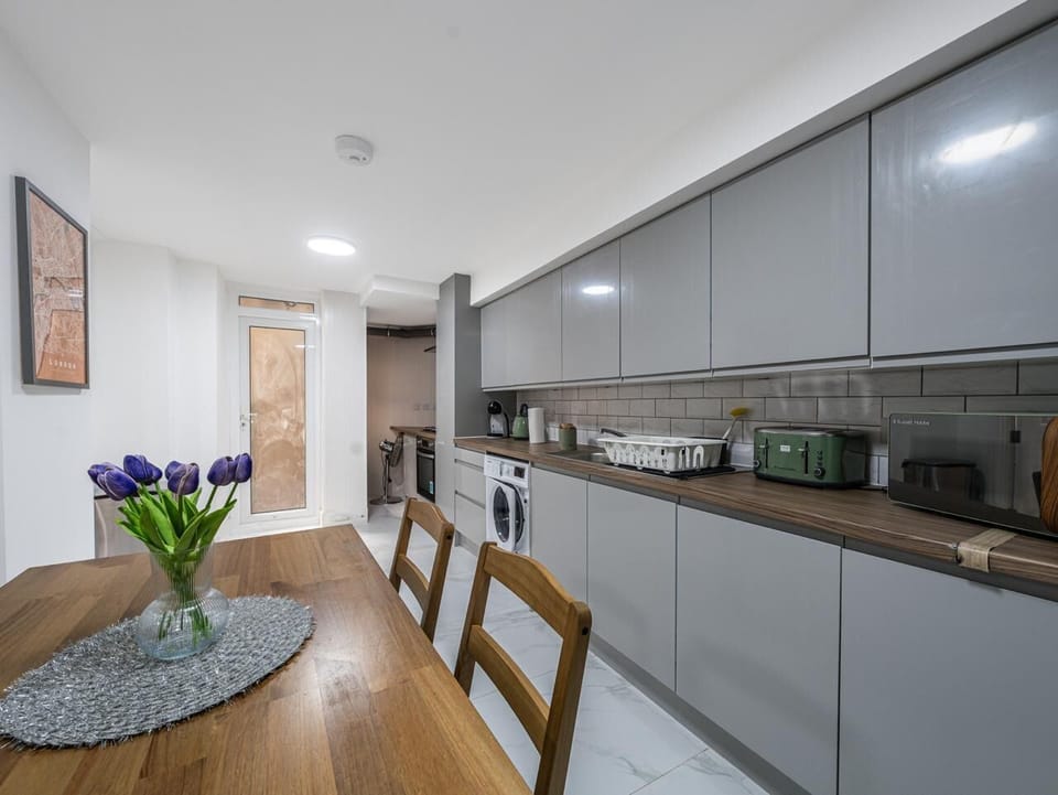 Kitchen/Dining Area
