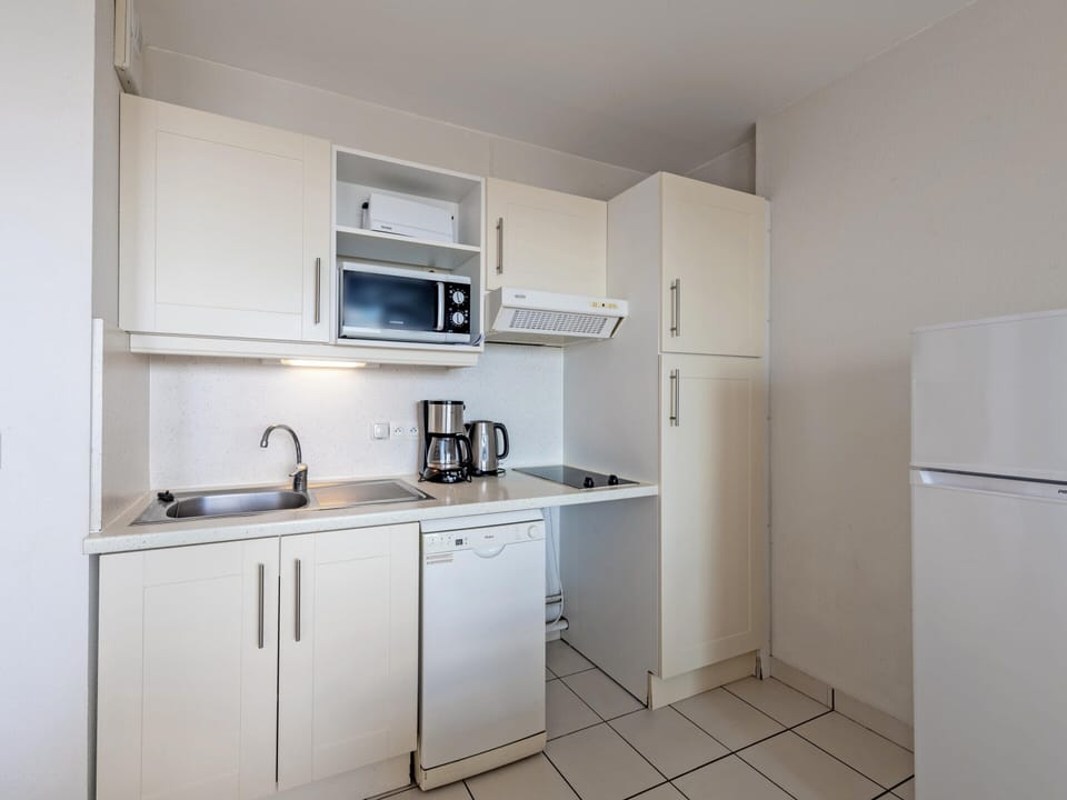Apartment | Private kitchen | Cleaning supplies