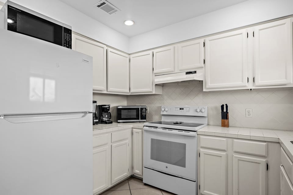 A bright, fully equipped kitchen ready for beachside breakfasts and easy home-cooked meals.