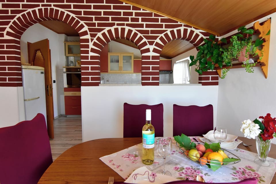 Apartment, 1 Bedroom, Balcony, Garden View | Living room