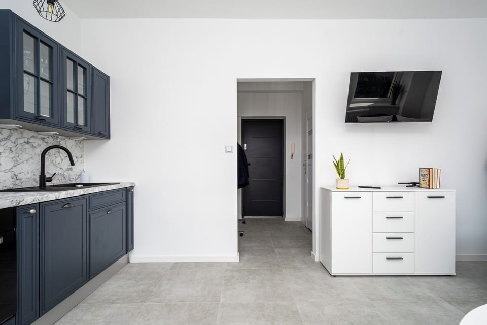 Apartment (11) | Private kitchen | Fridge, stovetop, electric kettle, cookware/dishes/utensils