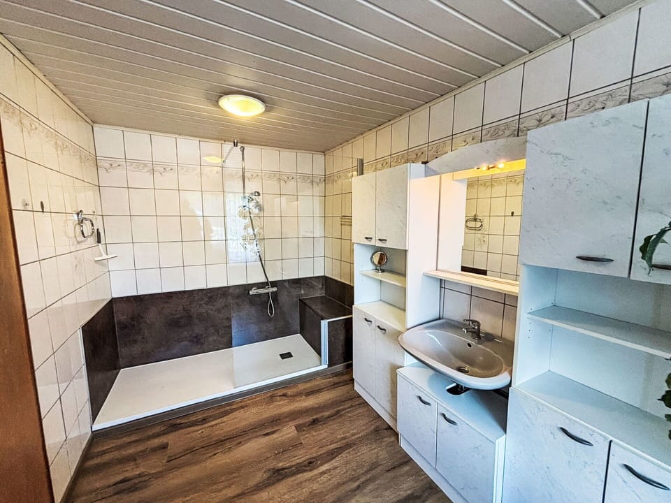 Flooring, Floor, Plumbing Fixture, Wood, Interior Design, Sink, Tap, Plumbing, Ceiling, Countertop