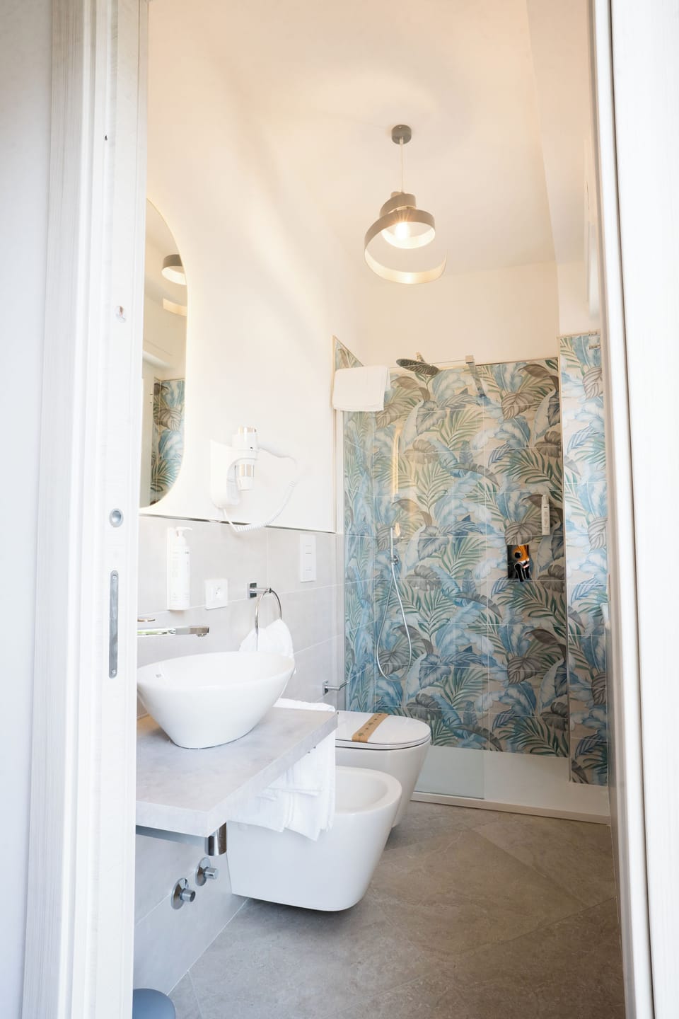 ROOM 3 | Bathroom | Shower, hair dryer, towels, soap