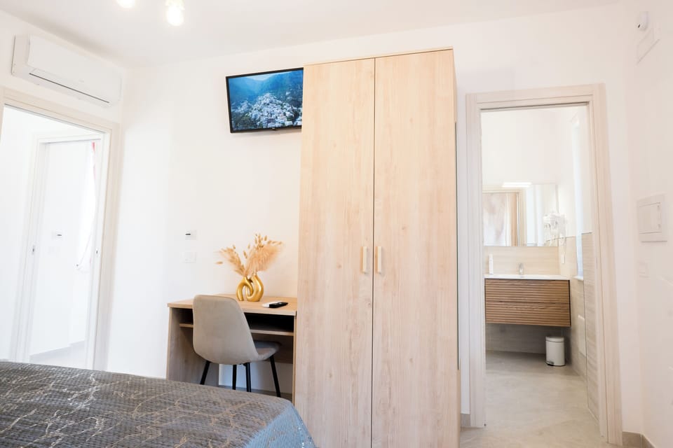 ROOM 5 | Minibar, desk, free WiFi