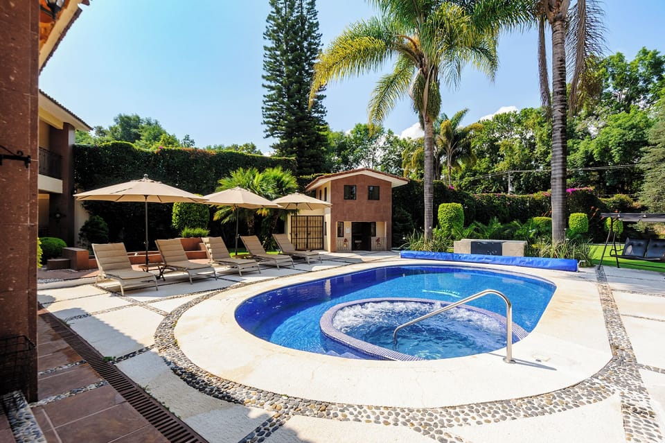 Outdoor pool, pool umbrellas, sun loungers