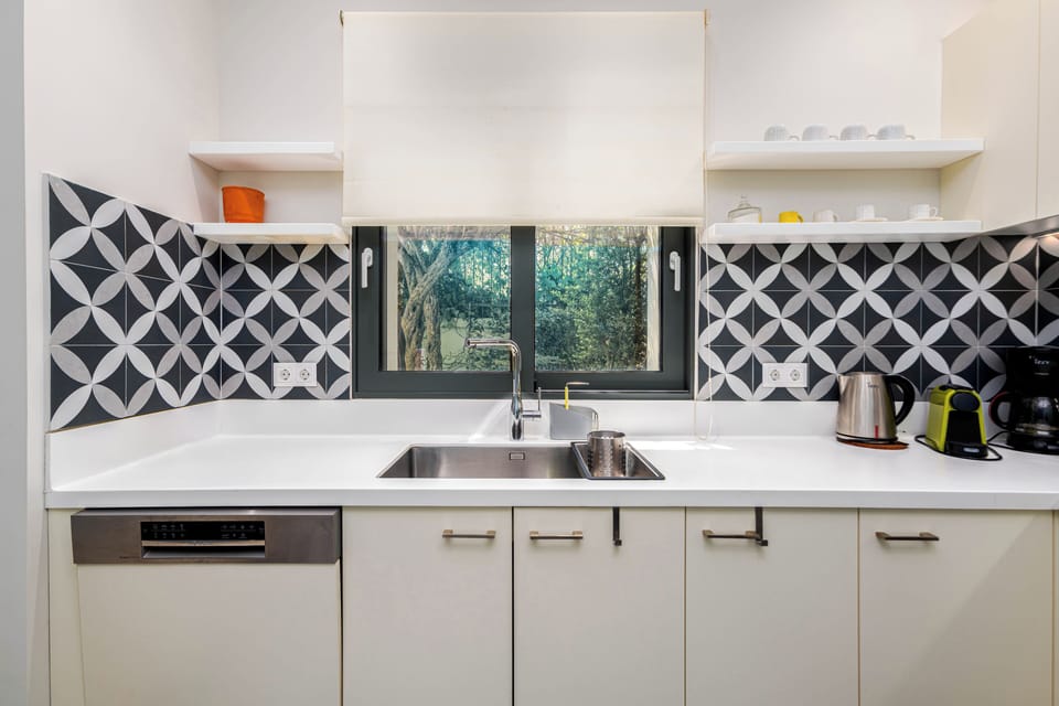 Deluxe Apartment, Garden View | Private kitchen | Full-size fridge, microwave, oven, stovetop