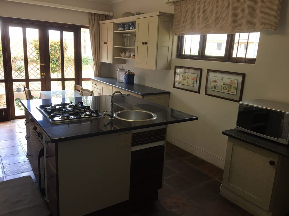 Full-size fridge, microwave, oven, stovetop