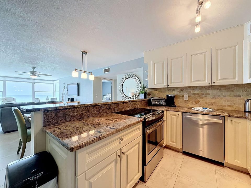 Condo, Multiple Beds (Madeira Vista 406) | Private kitchen