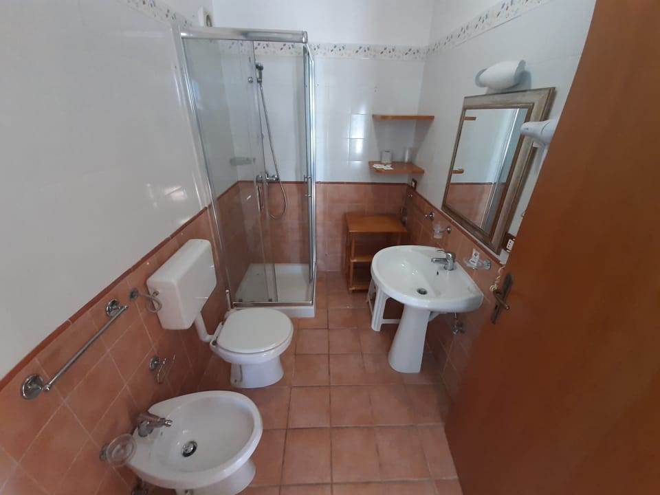 Superior Apartment, Pool View | Bathroom