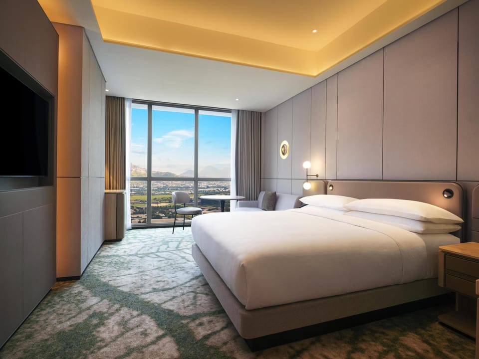 Minibar, in-room safe, laptop workspace, blackout drapes