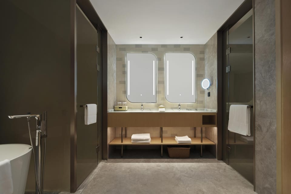 Deluxe Suite, 1 King Bed | Bathroom