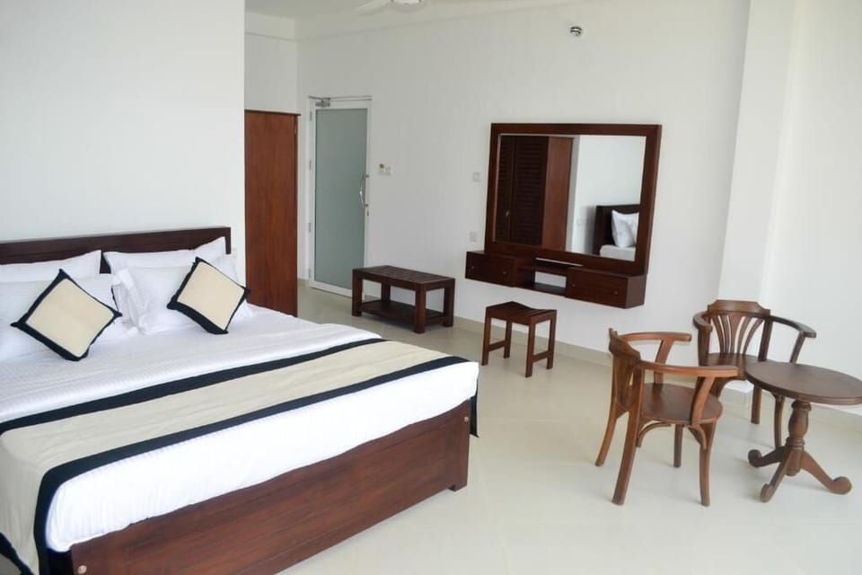 Deluxe Double Room, Balcony, Ocean View | Laptop workspace