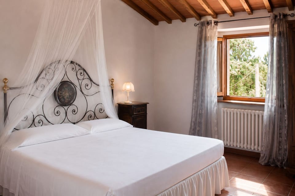 Deluxe Room | Individually furnished, desk, iron/ironing board, free WiFi