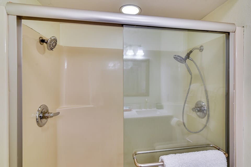 6 Mi to Downtown Vancouver: Peaceful Unit w/ Deck Apartment in Vancouver