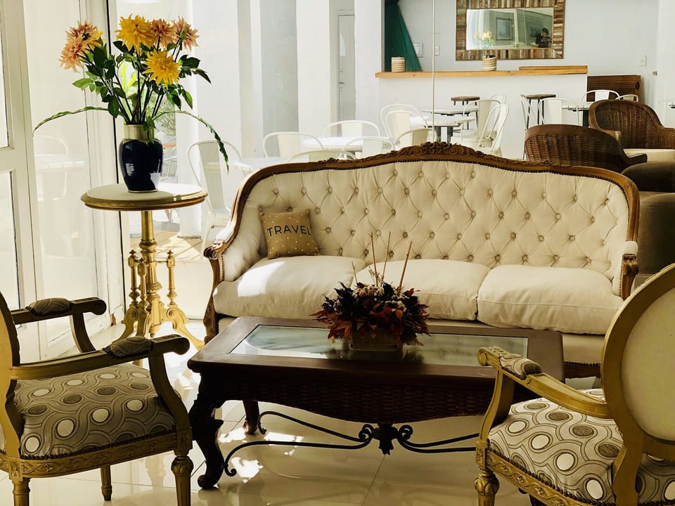 Lobby lounge