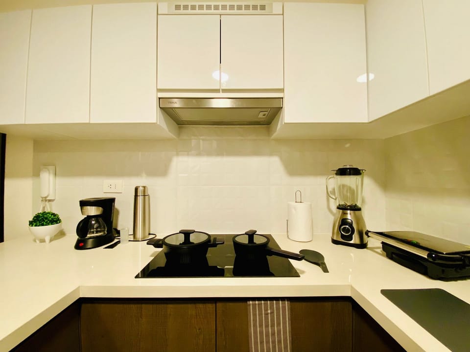 Classic Apartment | Private kitchen | Fridge, microwave, blender, cookware/dishes/utensils